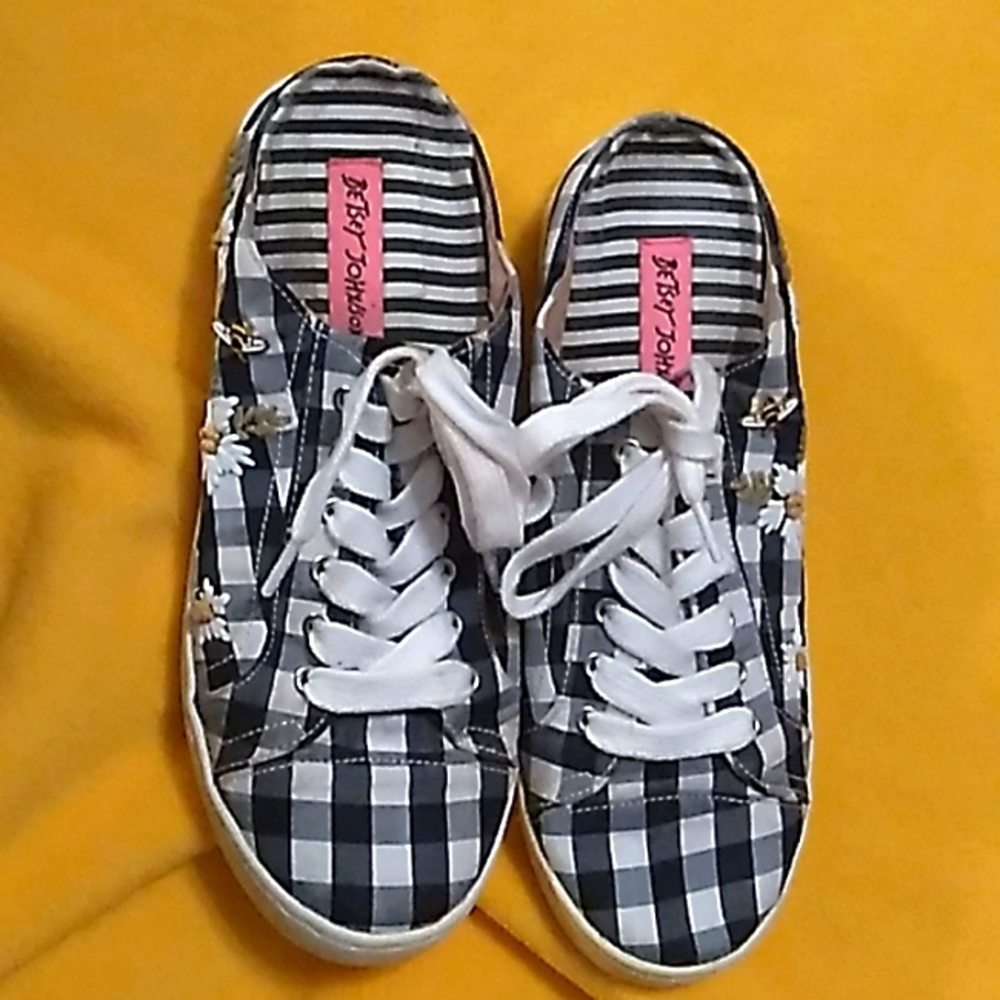 ⭐🐝❤️Women's Betsey Johnson floral checkered blue & white shoes size 7⭐🐝❤️ - Picture 3 of 9
